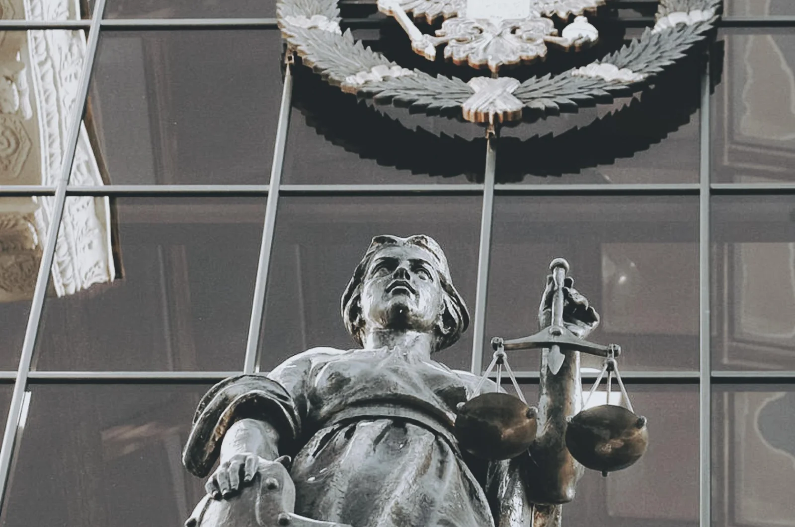 Обязан ли победитель закупки по №44-ФЗ подписывать контракт, если процедура приостановлена по жалобе?